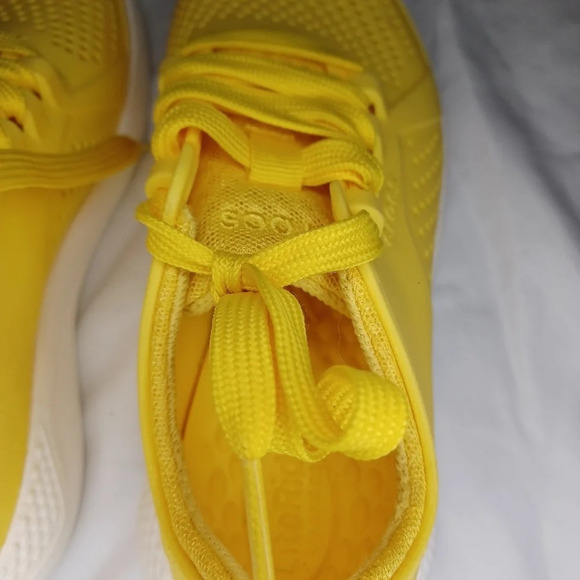 CROCS Kids Yellow Shoes - Picture 13 of 13